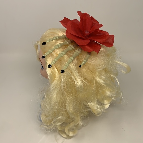 Red rose 🌹 Halloween hair clip creepy hand bones - Picture 2 of 16
